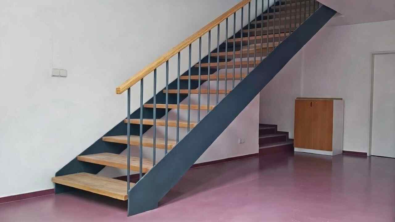 Schodiště interiérové s dřevěnými nášlapy a zábradlím se svislou výplní v barvě antracit